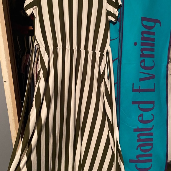 Green and white striped dress 👗 - Picture 3 of 4